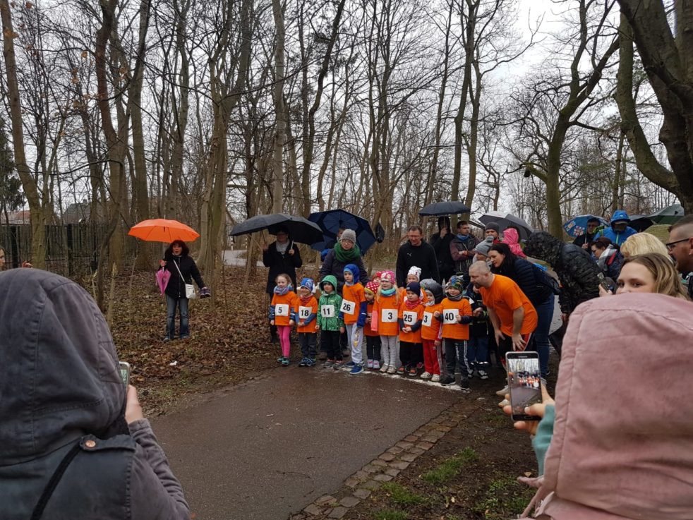 Die Bambini warten an der Startlinie auf den Startschuss.