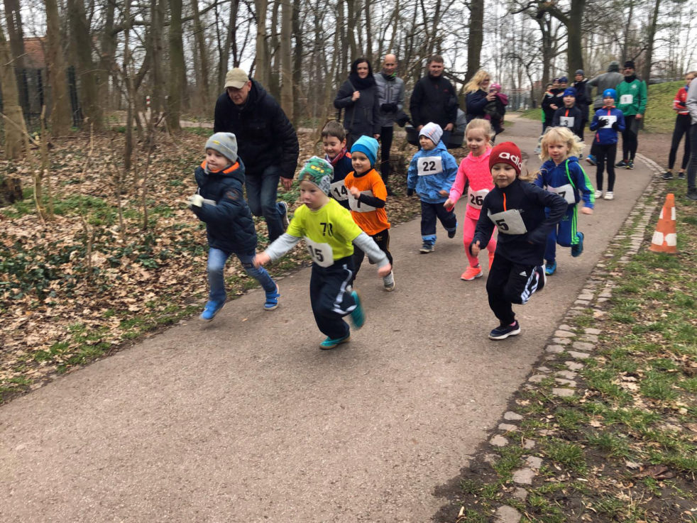 Die Kinder laufen über die Startlinie.